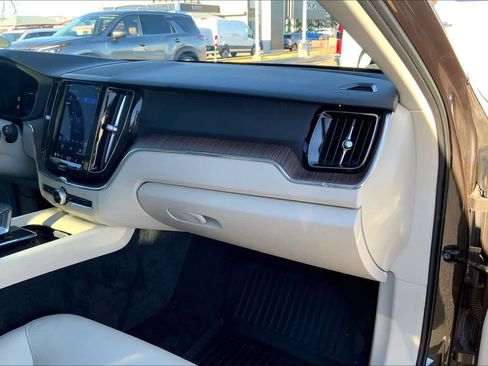 Used 2022 Volvo XC60 B5 Momentum w/ Protection Package Premier image 19