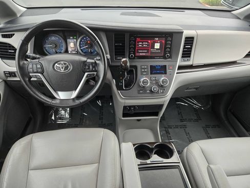 Certified 2020 Toyota Sienna XLE FWD image 12