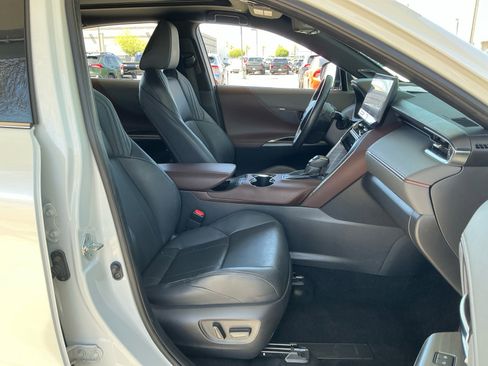 Used 2023 Toyota Venza Limited AWD/4WD image 19