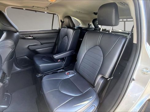 Used 2023 Toyota Highlander XLE FWD image 21