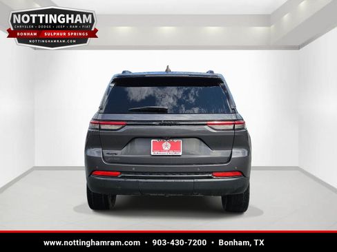Used 2023 Jeep Grand Cherokee Altitude AWD/4WD image 5