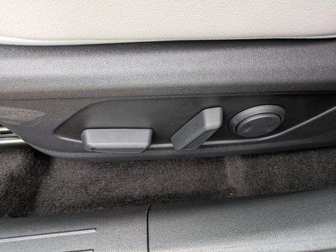 New 2025 Hyundai Elantra Limited FWD image 16