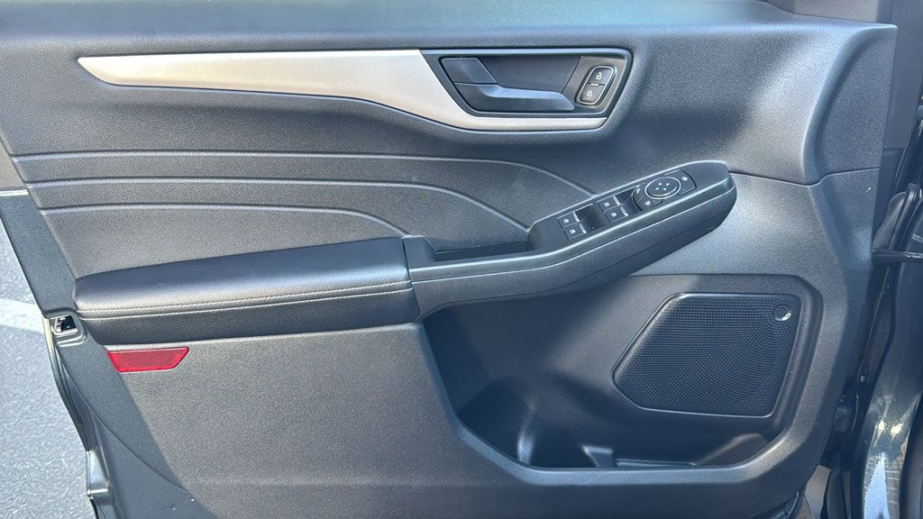 Certified 2022 Ford Escape SE w/ SE Sport Appearance Package FWD image 18