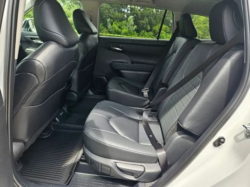 Certified 2024 Toyota Highlander XLE image 13