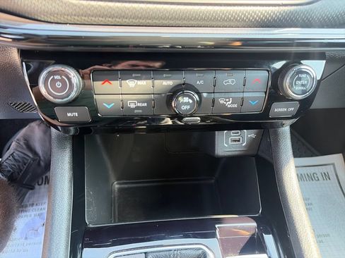 Used 2025 Jeep Compass Latitude w/ Convenience Group AWD/4WD image 18