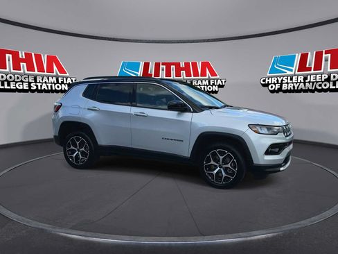 Used 2025 Jeep Compass Limited AWD/4WD image 9