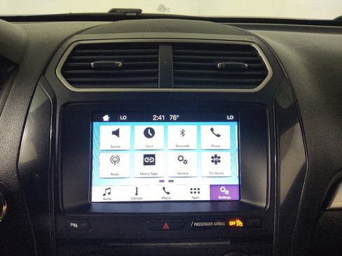 Used 2017 Ford Explorer XLT w/ Equipment Group 202A AWD/4WD image 25