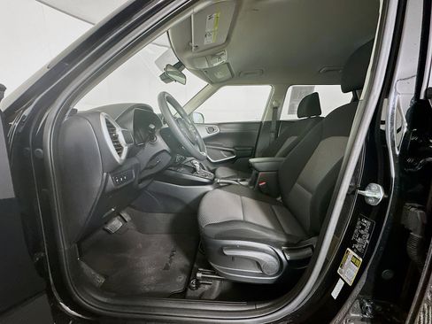 Used 2025 Kia Soul LX w/ LX Technology Package FWD image 13