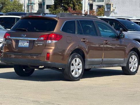 Used 2011 Subaru Outback 2.5i Limited AWD/4WD image 3