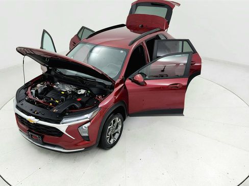 Used 2025 Chevrolet Trax LT w/ LT Convenience Package FWD image 21
