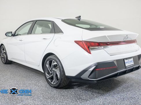 Used 2024 Hyundai Elantra SEL w/ Convenience Package FWD image 5