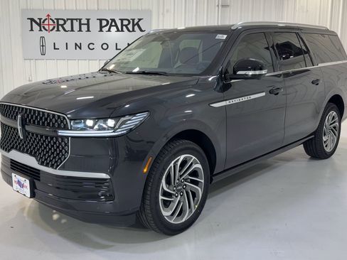 New 2025 Lincoln Navigator Reserve image 5
