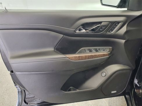 Used 2023 GMC Acadia Denali w/ Black Diamond Edition image 9