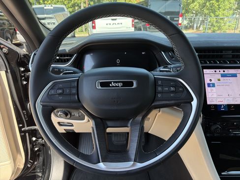 Used 2024 Jeep Grand Cherokee Limited w/ Luxury Tech Group II RWD image 29