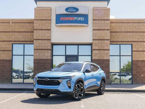 Used 2025 Chevrolet Trax RS FWD image 2
