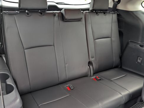 Used 2024 Toyota Highlander XLE AWD/4WD image 13