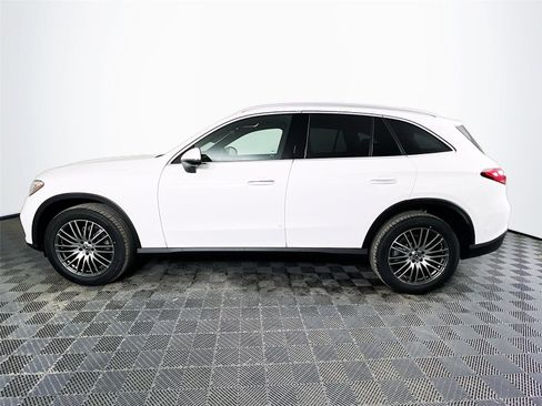 Used 2025 Mercedes-Benz GLC 300 4MATIC image 3