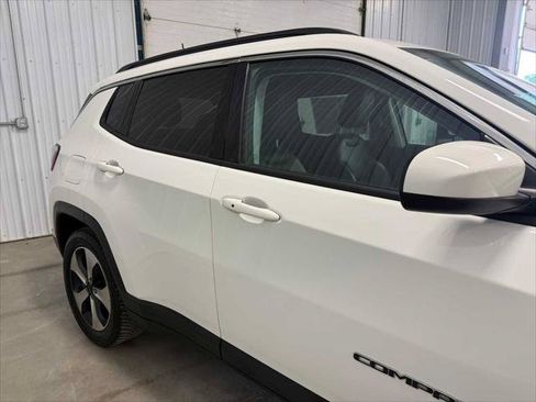 Certified 2019 Jeep Compass Latitude w/ Cold Weather Group FWD image 11