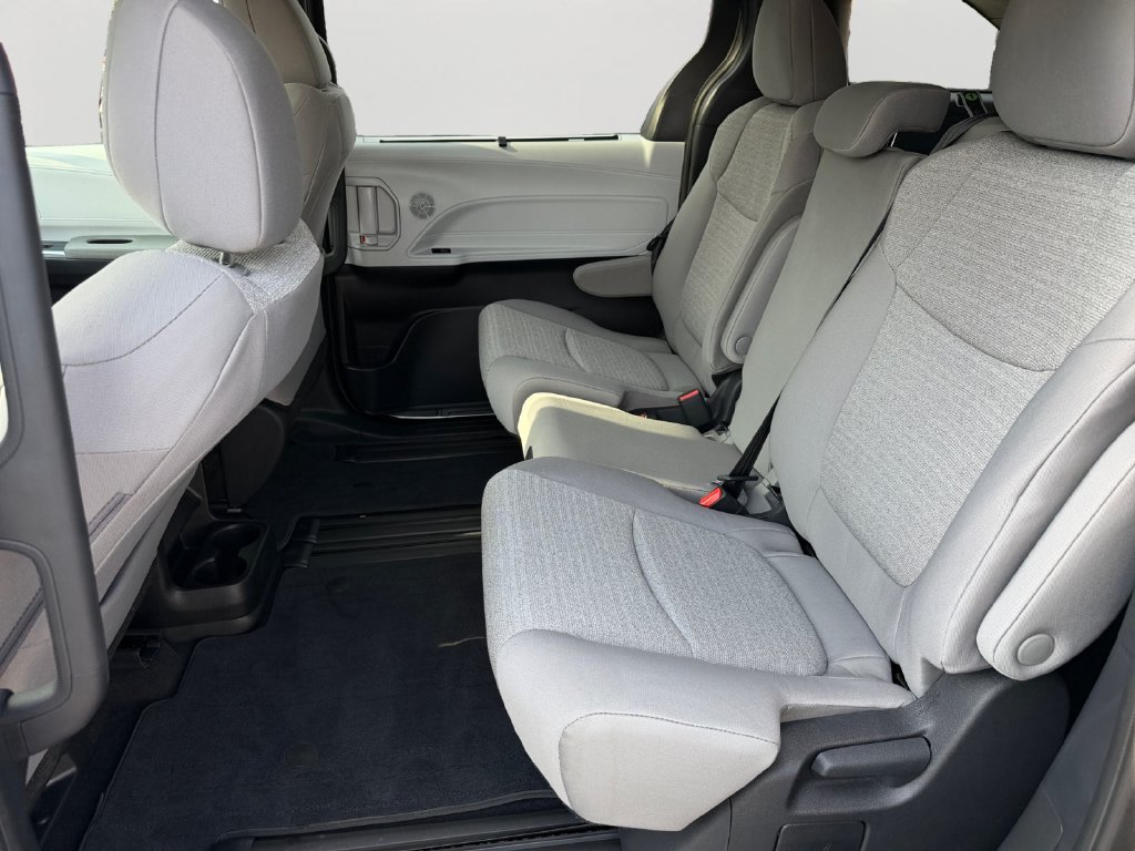 Used 2026 Toyota Sienna LE AWD/4WD image 14