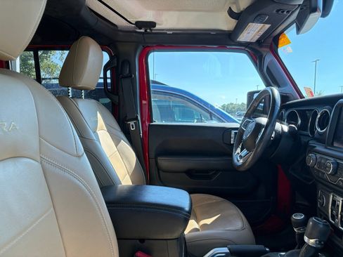 Used 2019 Jeep Wrangler Unlimited Sahara AWD/4WD image 9