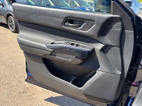 Used 2025 Nissan Pathfinder SV FWD image 18