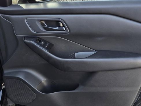 Used 2025 Nissan Rogue S image 8