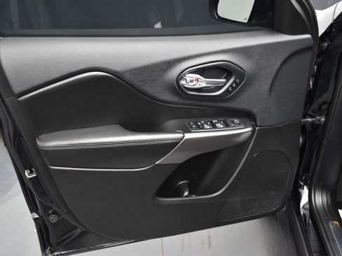 Used 2019 Jeep Cherokee Limited AWD/4WD image 16