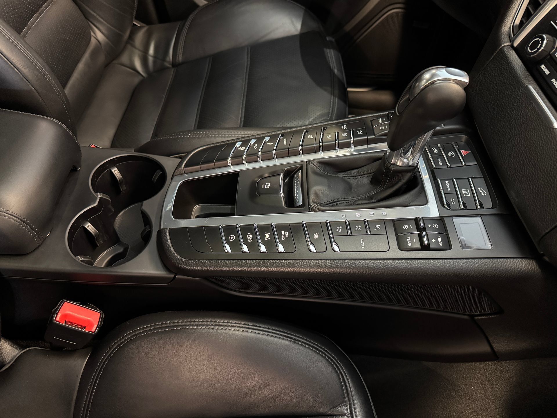 Used 2018 Porsche Macan GTS AWD/4WD image 38