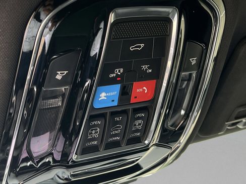Used 2023 Jeep Grand Cherokee Overland w/ Luxury Tech Group IV AWD/4WD image 31