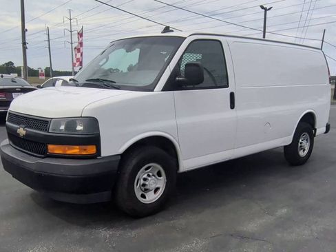 Used 2018 Chevrolet Express 2500 w/ Driver Convenience Package RWD image 4