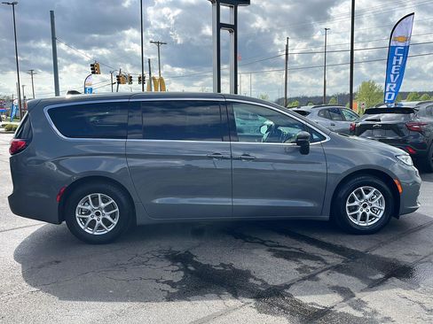 Used 2025 Chrysler Pacifica Select image 7