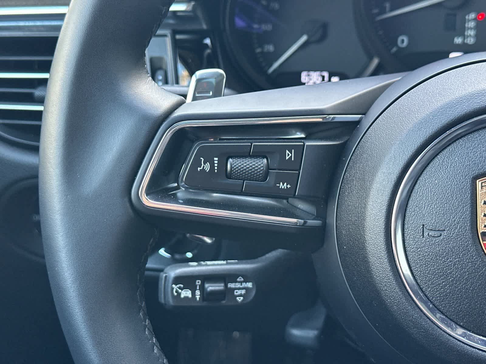 Certified 2025 Porsche Macan AWD/4WD image 26