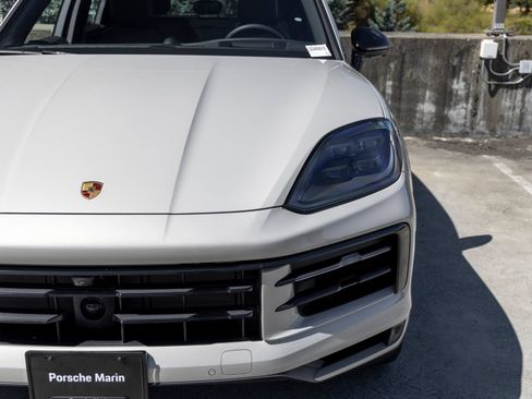 Certified 2025 Porsche Cayenne AWD/4WD image 16
