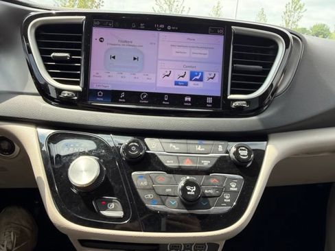 Used 2023 Chrysler Pacifica Touring-L FWD image 37