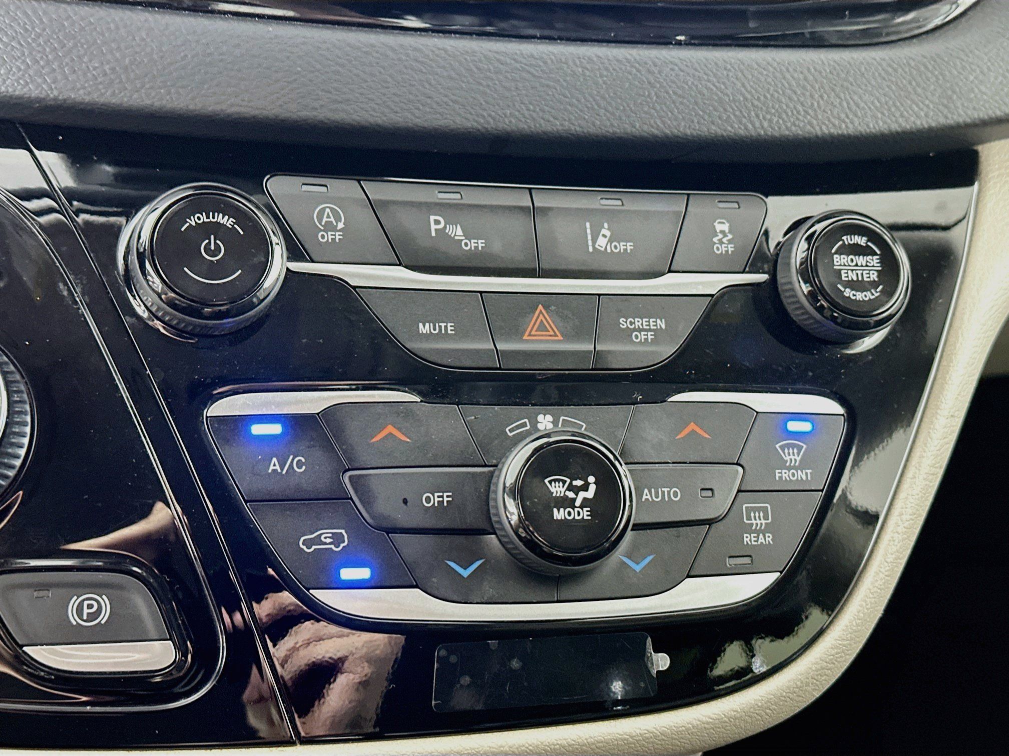 Used 2023 Chrysler Pacifica Touring-L FWD image 15