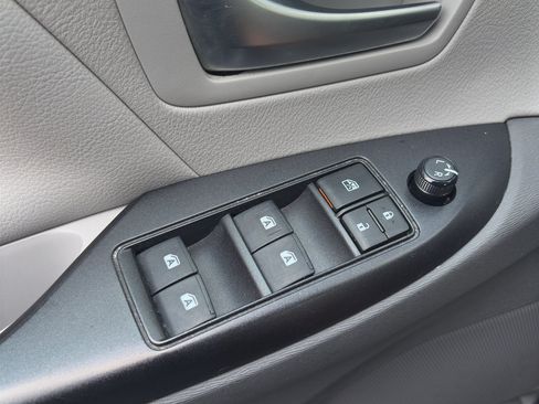 Used 2020 Toyota Sienna LE w/ LE Preferred Package FWD image 27