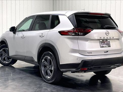 Used 2025 Nissan Rogue SV FWD image 11