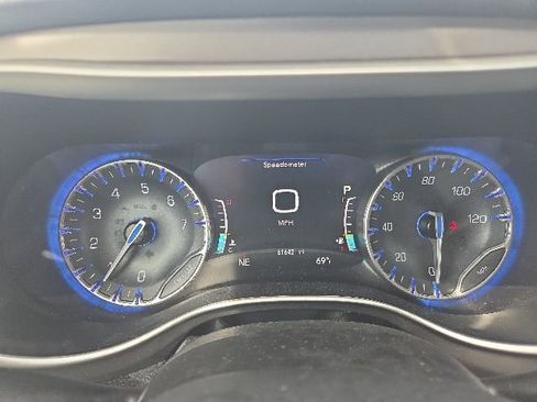 Used 2023 Chrysler Pacifica Touring-L FWD image 19