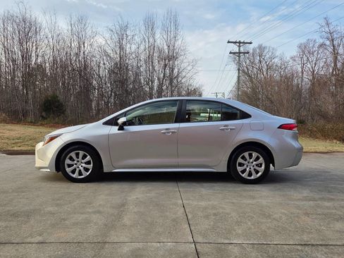 Used 2021 Toyota Corolla LE image 9