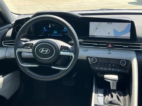 Used 2025 Hyundai Elantra Limited FWD image 19