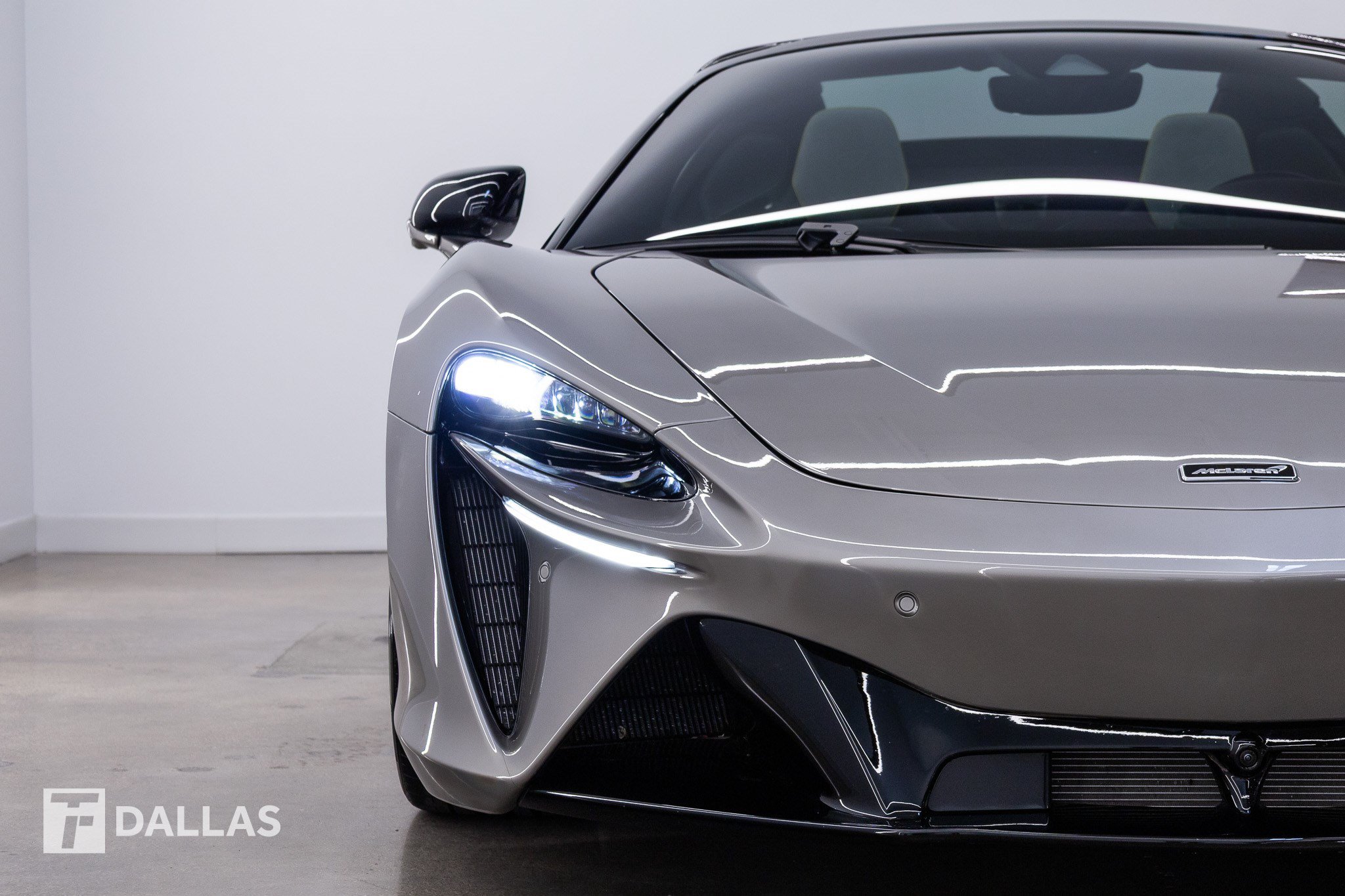 Used 2025 McLaren Artura Spider RWD image 19