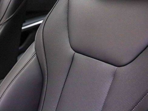 Used 2025 BMW 330i Sedan w/ Premium Package image 23