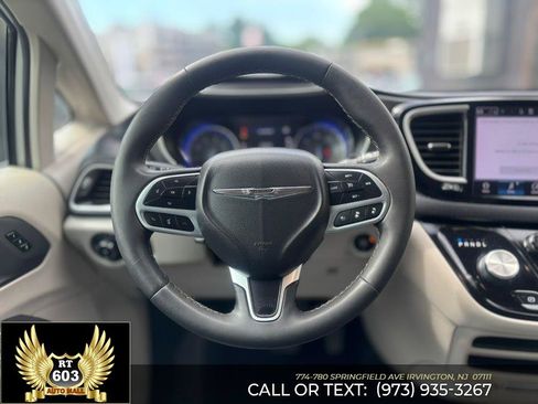 Used 2024 Chrysler Pacifica Touring-L FWD image 13
