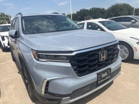 Used 2025 Honda Pilot Elite image 3