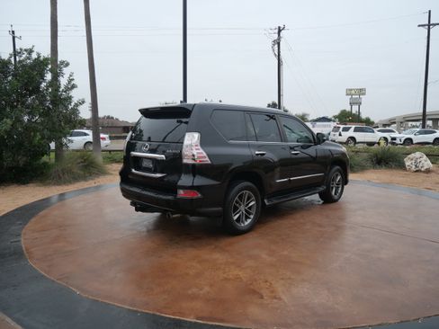 Used 2019 Lexus GX 460 image 2