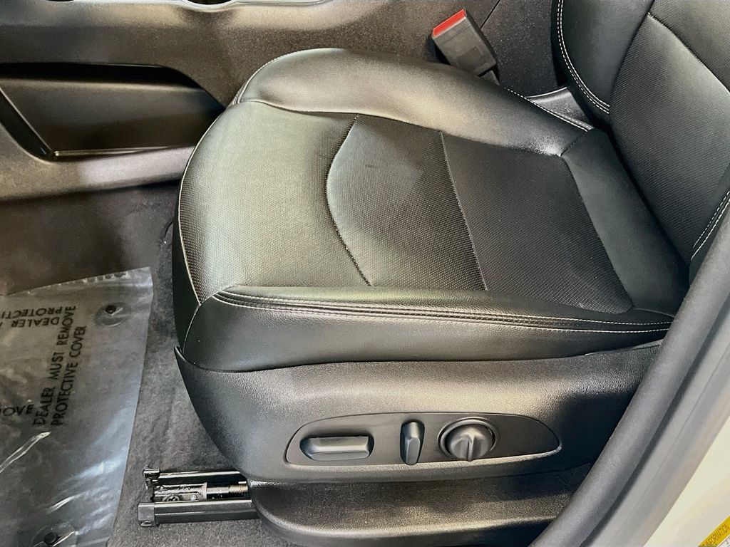 Used 2024 GMC Terrain SLT AWD/4WD image 18