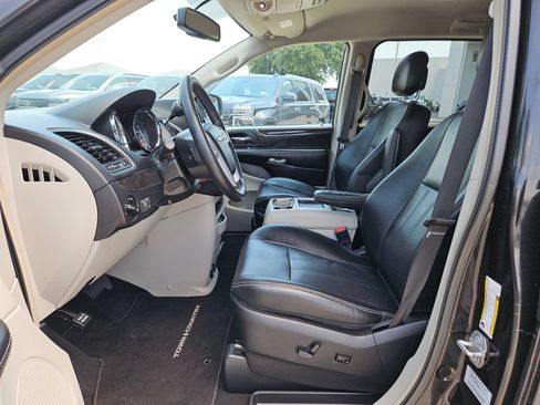 Used 2016 Chrysler Town & Country Touring FWD image 9