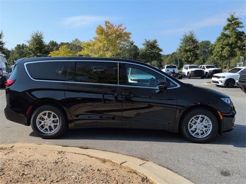 New 2026 Chrysler Pacifica Select image 3