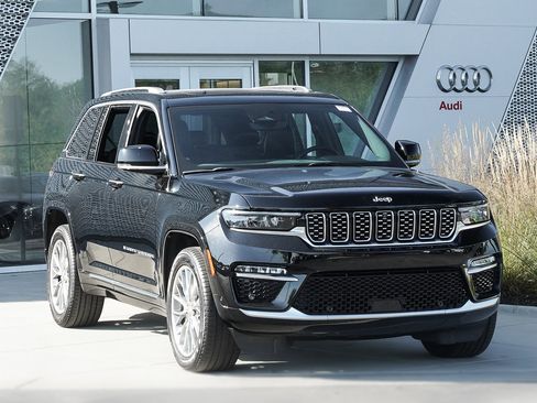 Used 2023 Jeep Grand Cherokee Summit image 2