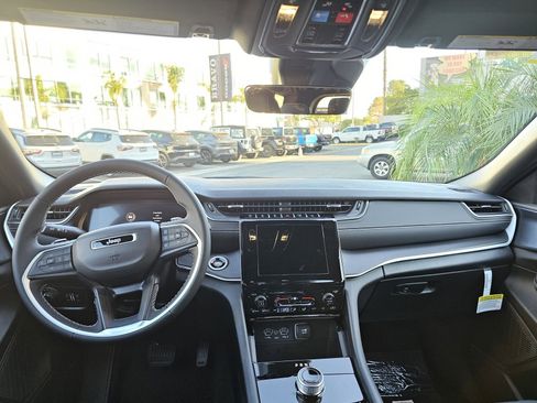 New 2025 Jeep Grand Cherokee L Laredo image 26